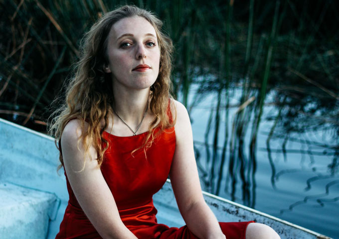 Pop-and-Soul-obsessed folk singer Isobel Knight drops the single ‘Conversationalist’