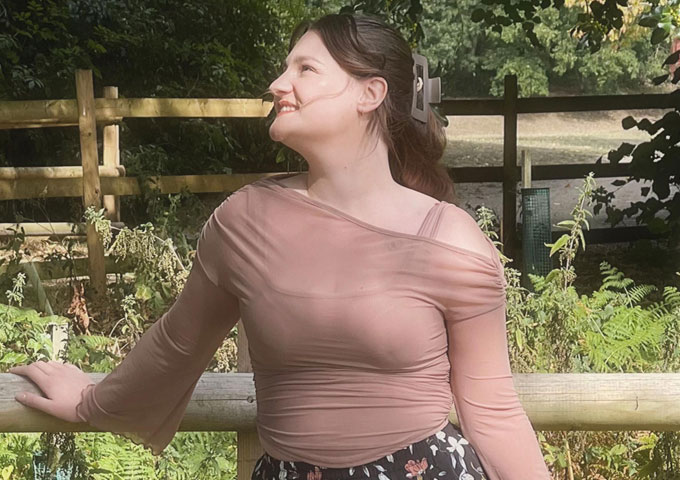 Suzannah Introduces a New Pop Voice with the Intimate and Addictive “Merry Go Round”